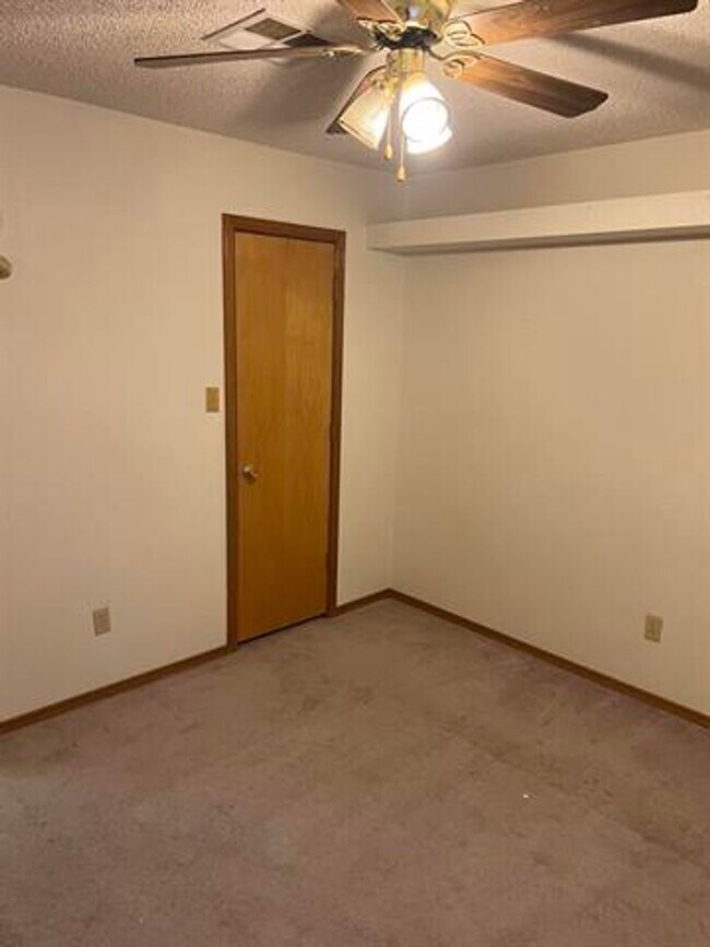 Building Photo - Lovely 3 Bedroom 2 bathroom home with pool