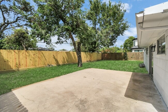 Building Photo - 8034 Ridgeview Dr