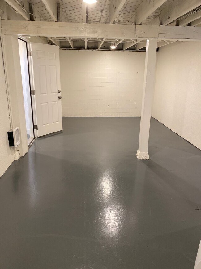 Building Photo - New Full Remodel Modern Alberta Arts Spaci...