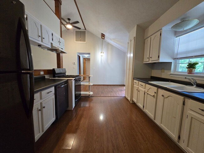 Building Photo - 3 Bedroom home in Mackinaw!
