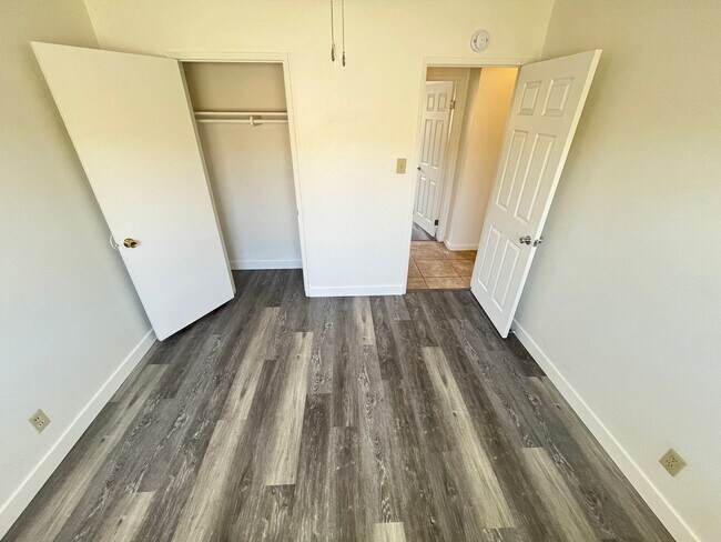 Building Photo - 408 N M St