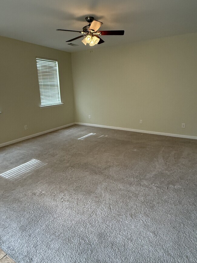 Building Photo - 1629 Robindale Dr