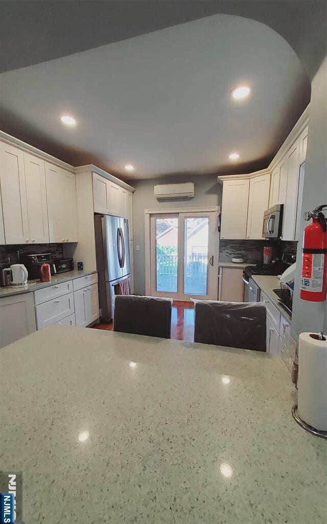 Building Photo - 613 3rd St