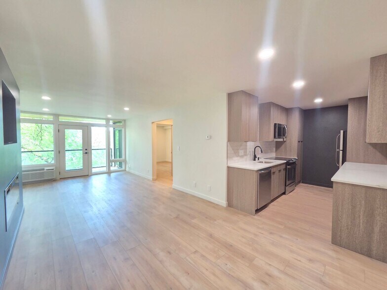 Interior Photo - 358 S Coeur D'alene St