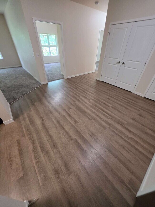 Building Photo - 2 Bedroom | 1 Bathroom 2nd Floor Apartment Available RIGHT NOW!