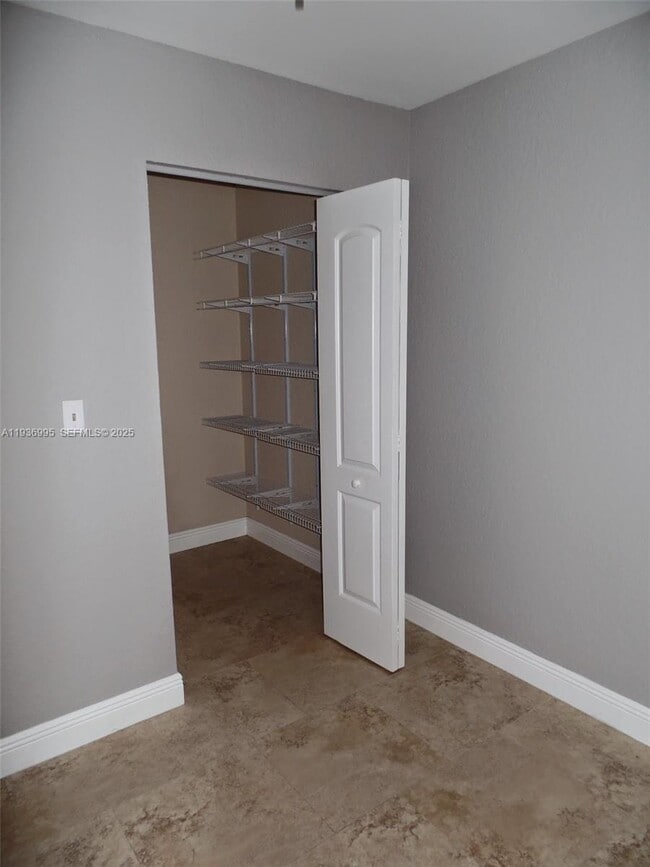 Building Photo - 2811 N Oakland Forest Dr