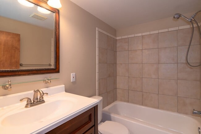 Building Photo - 5 Bed 2 Bath Home Available in Spokane Val...