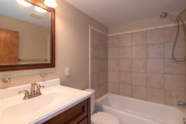 Building Photo - 5 Bed 2 Bath Home Available in Spokane Valley!