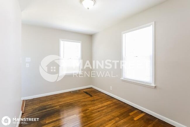 Building Photo - 922 N Harbison Ave