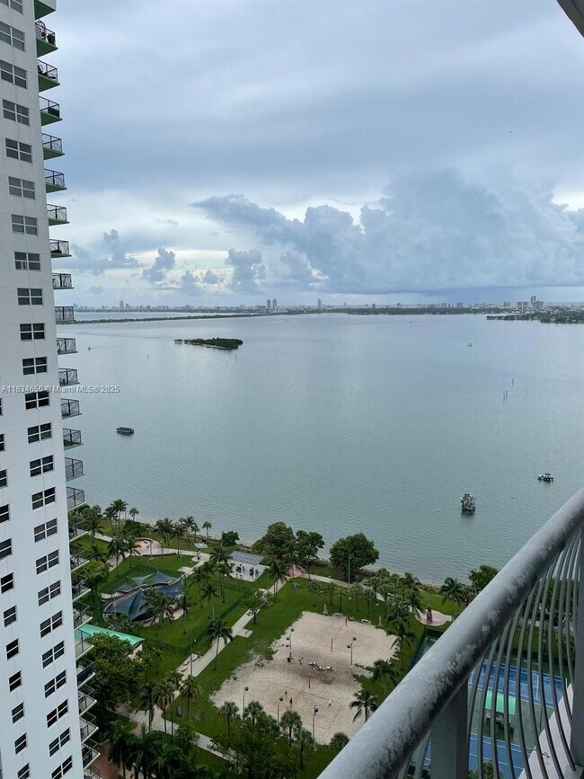 Building Photo - 1750 N Bayshore Dr