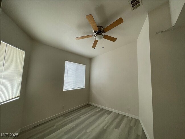 Building Photo - 8476 W Gilmore Ave