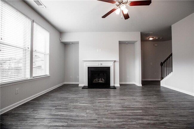 Building Photo - 5410 Mirror Lake Dr