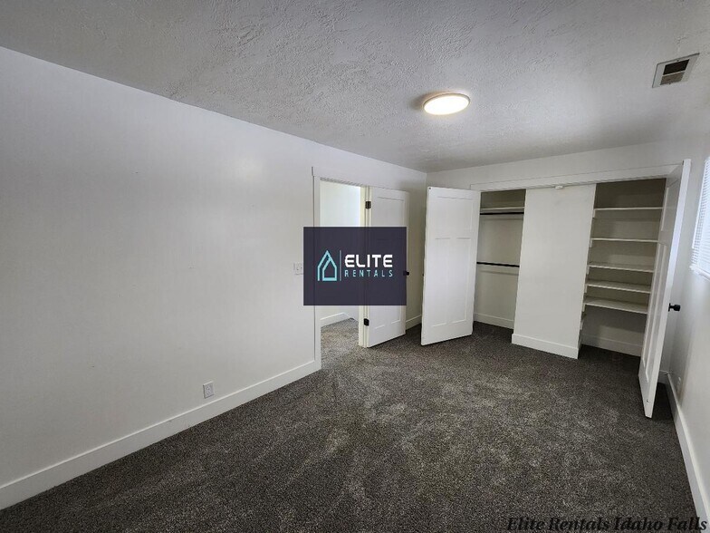 Building Photo - 1528 Falcon Dr