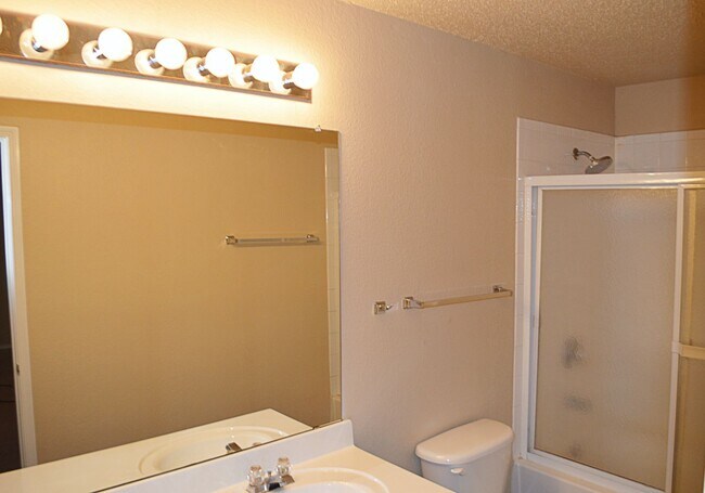 Building Photo - Large 2 story home with easy access to 820...