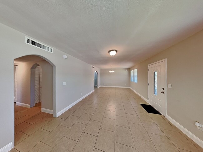 Building Photo - Beautiful 3 Beds 2 Baths Home in Jacksonville