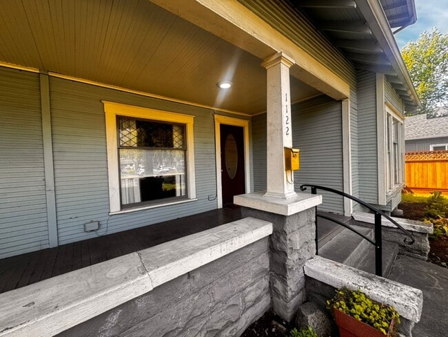 Building Photo - Vintage East Medford Living / Huge Private Front Porch