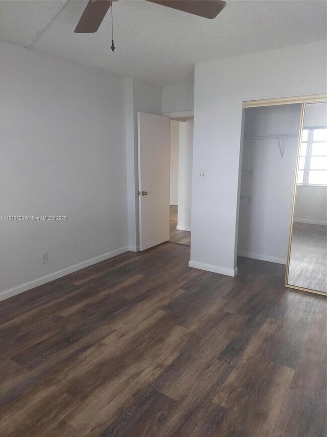 Building Photo - 3000 Riomar St