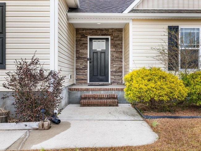 Building Photo - Beautiful Home Close to MCAS New River Air Station