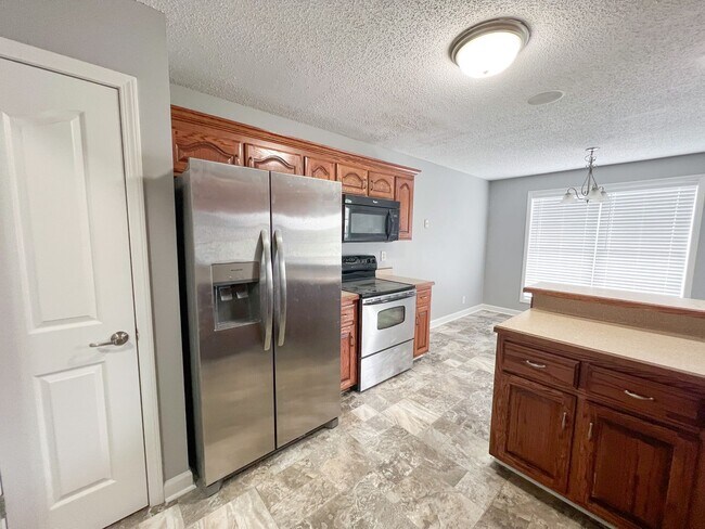 Building Photo - 3 Bedroom 2 Bathroom Home!
