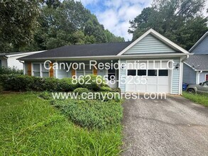 Building Photo - Stylish 3 Bed, 2 Bath Retreat: Modern Livi...
