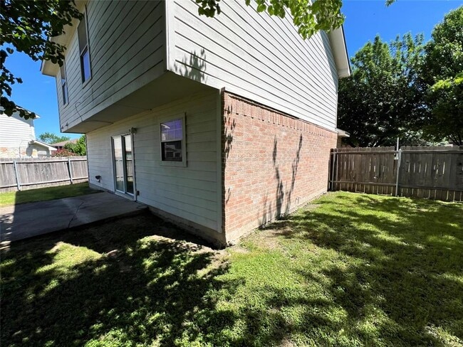 Building Photo - 715 Honeysuckle Dr