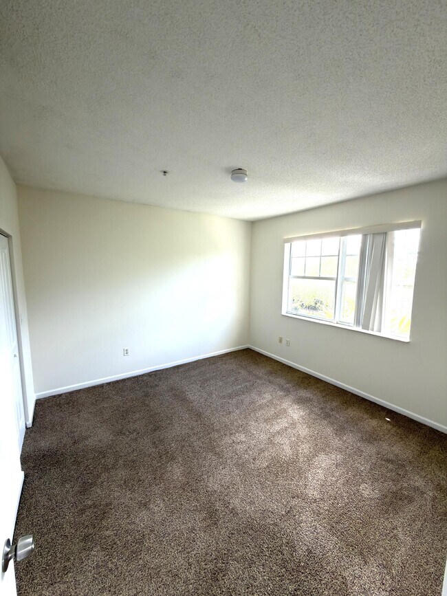 Building Photo - 5800 W Sample Rd