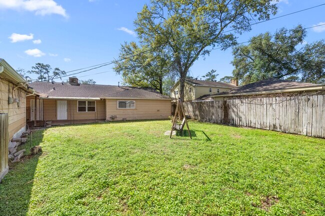 Building Photo - 1030 Lehman St