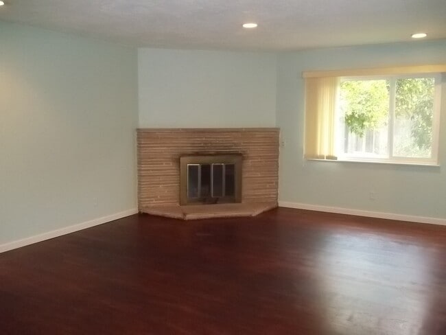 Building Photo - 258 W San Madele Ave