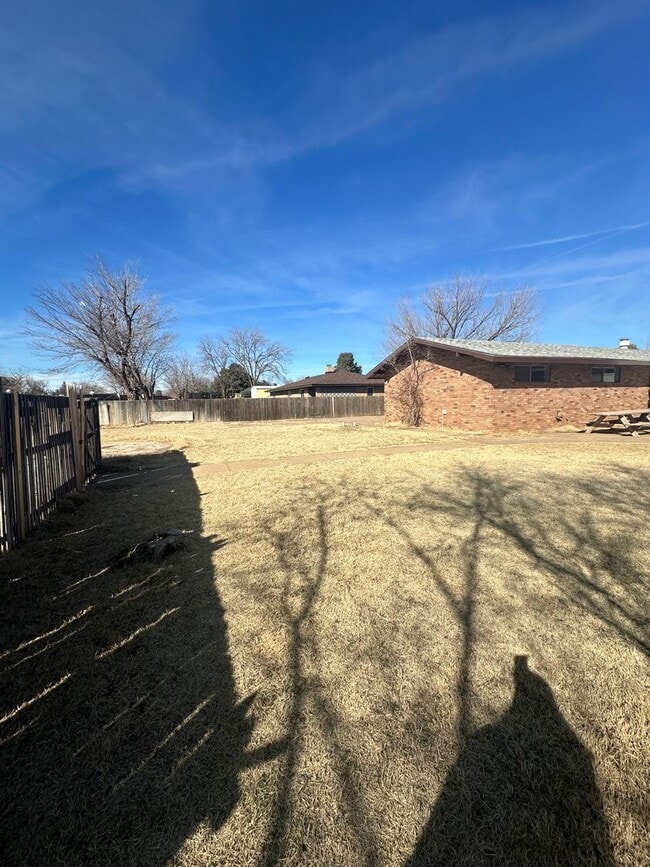 Building Photo - Newly Remodeled Big and Spacious 5 Bed Home! Huge Back Yard!