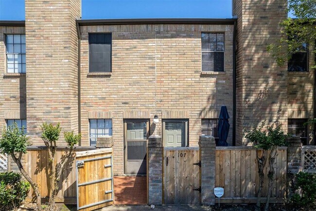 Building Photo - 9850 Pagewood Ln