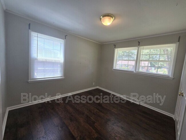 Building Photo - 1605 Pichard St