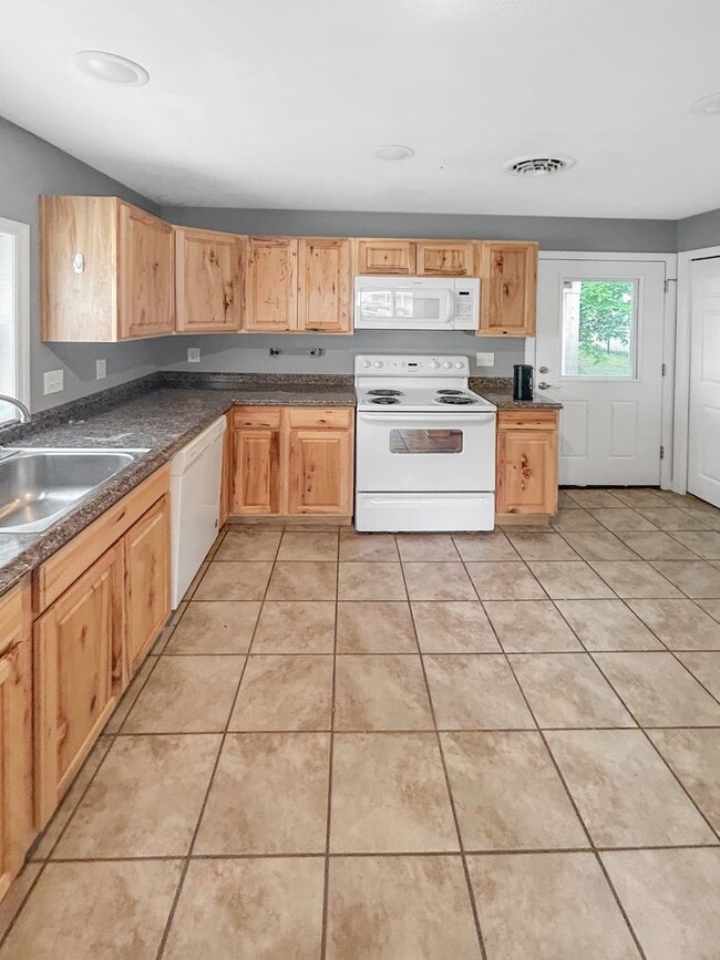 Building Photo - Welcome to this charming 2-bedroom, 1-bath...