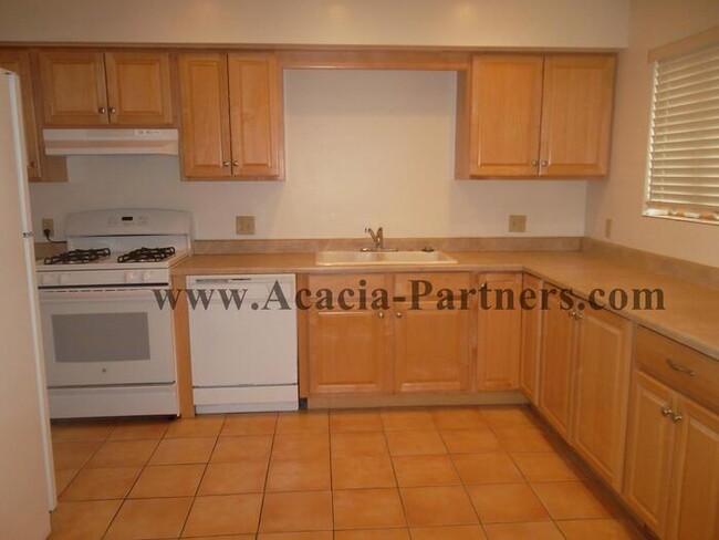 Building Photo - Great Home Within Walking Distance to U of A