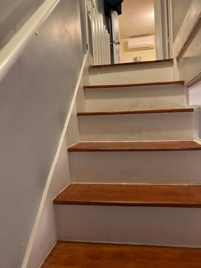 Staircase - 252 Loudoun St SW