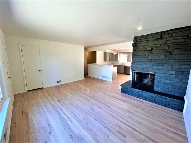 Building Photo - 5355 S Hatch Dr