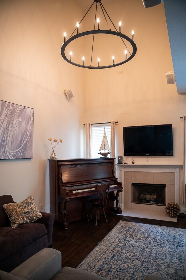 Building Photo - 1204 Lake Pointe Way