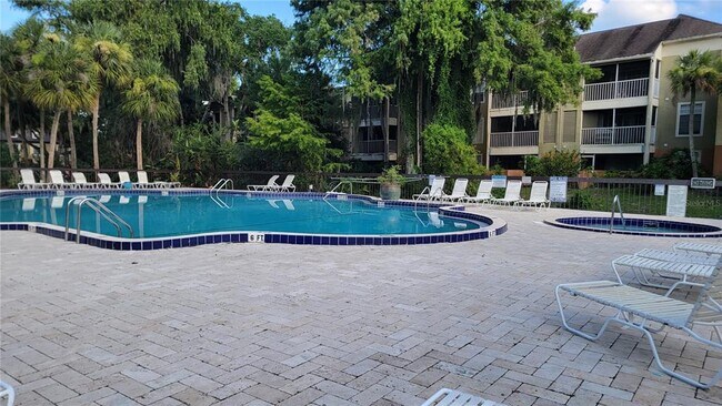 Building Photo - 4023 Versailles Dr
