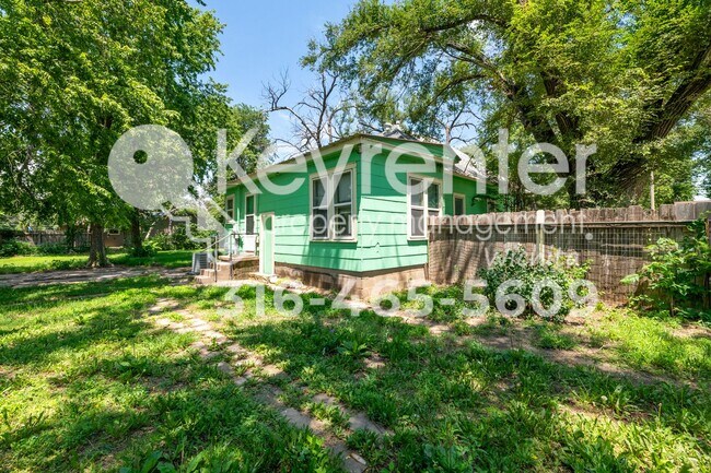 Building Photo - June is free!! Charming 1925 Farm House on 1/3 acre!