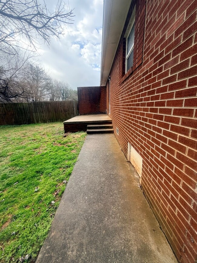 Building Photo - Charming Updated Duplex in Farragut