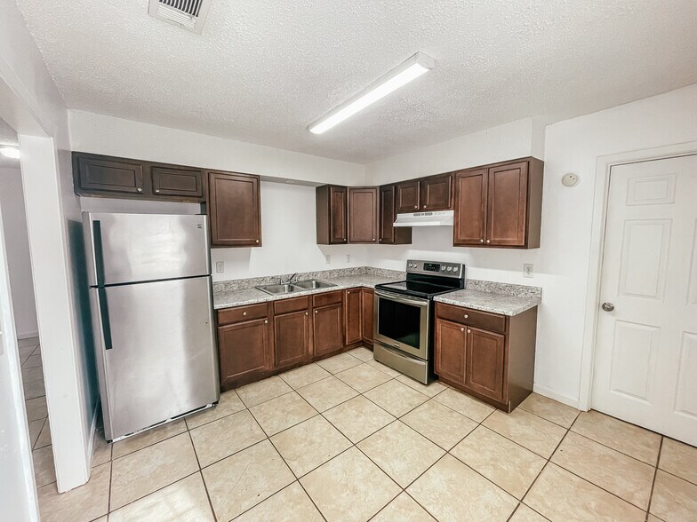 Kitchen - 910 Calhoun Ave