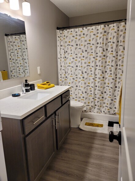 Building Photo - 6640 N Amherst St