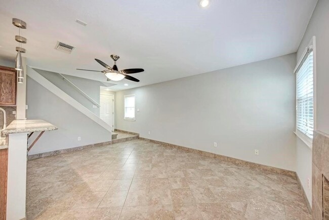 Building Photo - 1017 Solano Dr