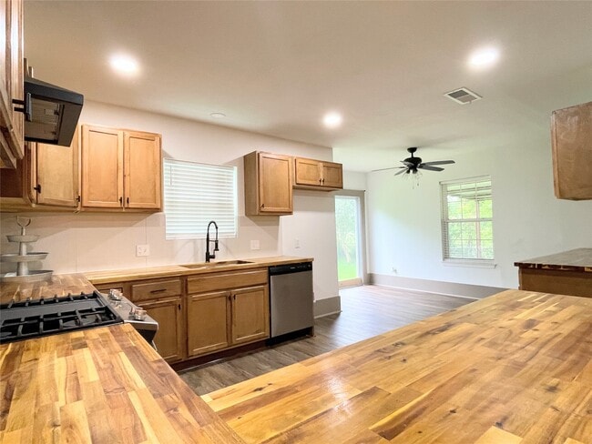 Building Photo - 210 Crescent Dr