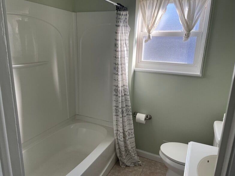 Building Photo - 109 Creston Ave