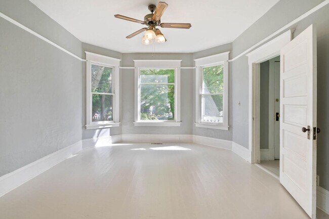 Building Photo - Spacious, light-filled 3-bdrm/2-bath vinta...