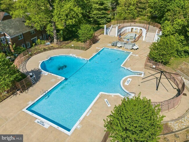 Building Photo - Bright Alexandria Condo with Private Patio & Community Pool!