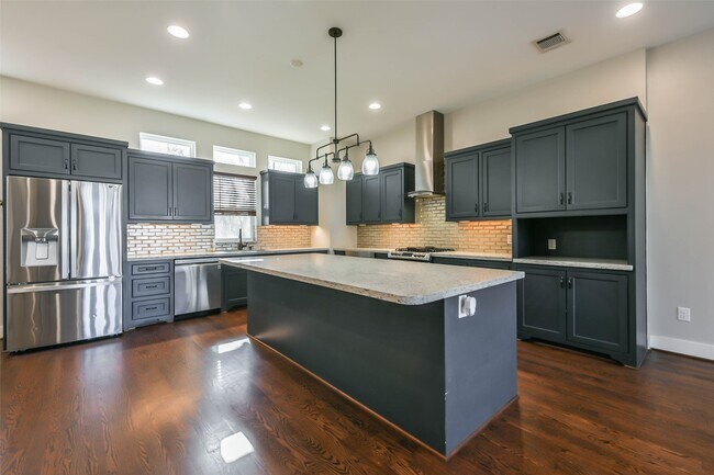 Building Photo - 2422 Hadley St