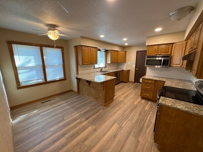 Building Photo - 4 Bedroom 3 Baths Southeast!  $2495