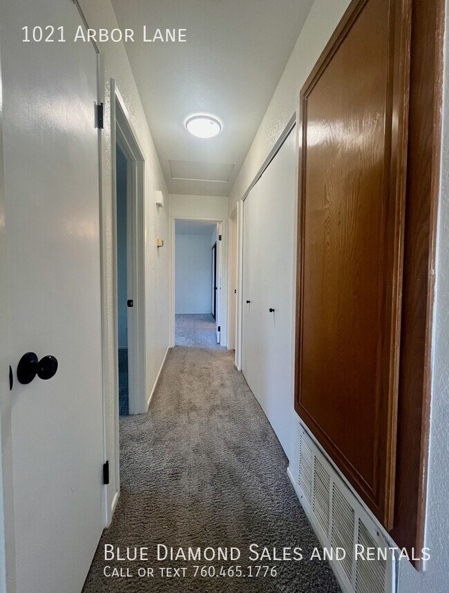 Building Photo - 1021 Arbor Ln