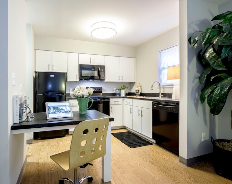 Building Photo - 1507 Little John Cir